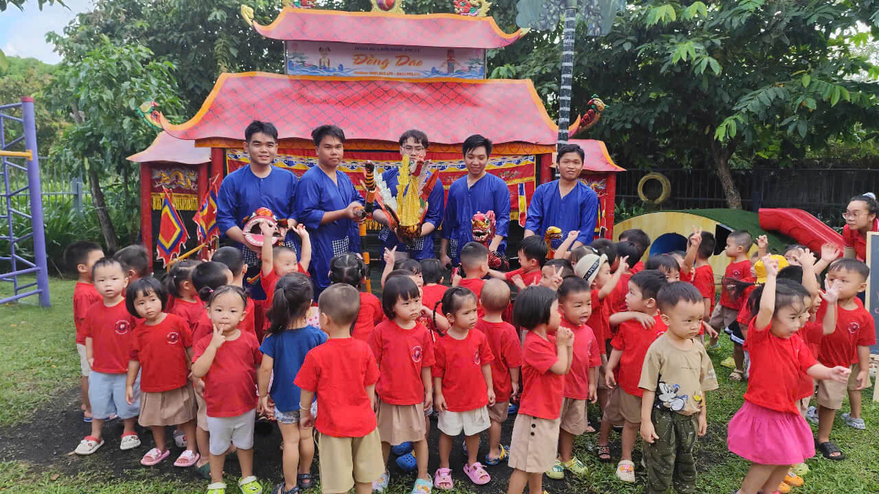 Đoàn múa rối nước Đồng Dao chụp hình lưu niệm cùng các bé trường mầm non sau buổi biểu diễn