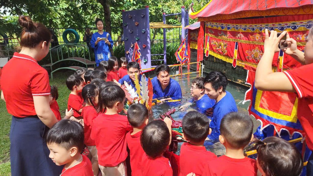 Nghệ nhân múa rối tương tác với trẻ em tại trường mầm non