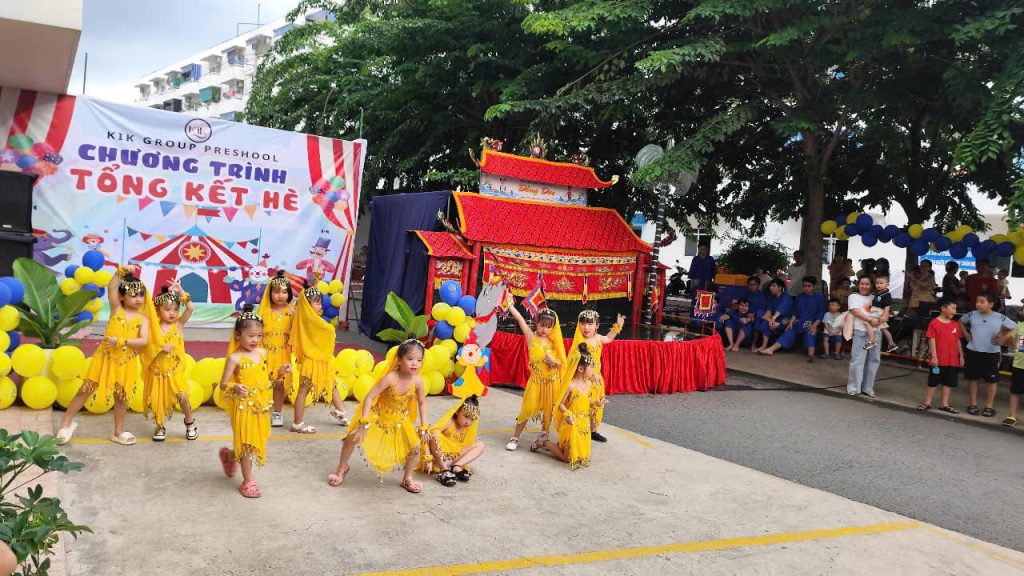 Múa rối nước Đồng Dao biểu diễn ngoài trời trong chương trình tổng kết hè tại Trường Mầm Non Mặt Trời Trẻ Thơ