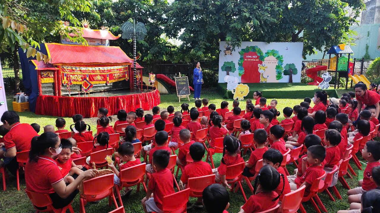 Chương trình múa rối nước tại trường Mầm Non Ngôi Nhà Trẻ Thơ – Múa Rối Đồng Dao biểu diễn trước hàng trăm em nhỏ