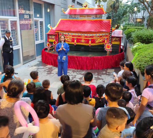 Biểu diễn show múa rối lưu động tại Khu Dân Cư Lexington